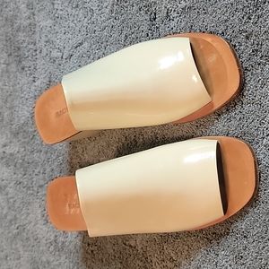 RACHEL Comey women cream patent leather mule sandals, size 7.5.